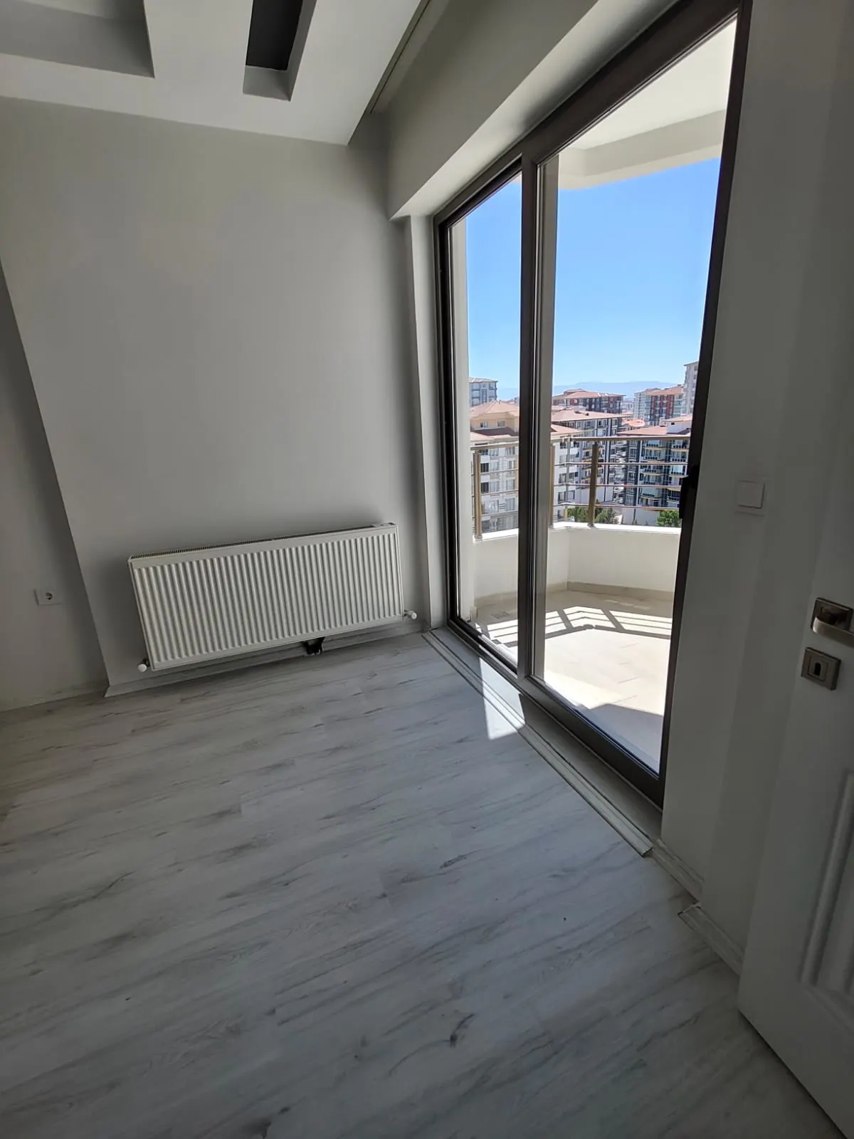 İnşaat sonrası temizlenmiş cam ve pencere çevresi