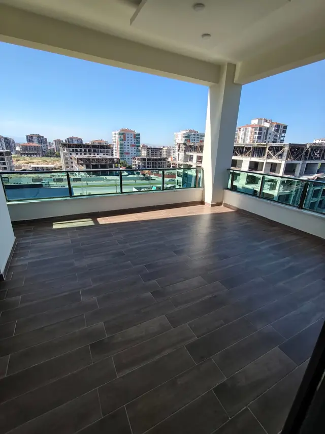 İnşaat sonrası balkon temizliği — yıkanmış zemin ve temiz cam korkuluklar