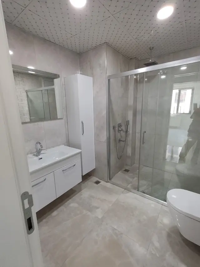 İnşaat sonrası banyo temizliği — lekesiz duşakabin camı ve armatürler